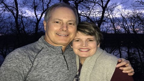 Người đàn ông quỳ gối, cầu hôn sau khi vợ phẫu thuật ung thư