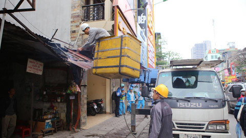 Máy xúc dẹp vỉa hè Hà Nội, nhà nhà gọn ghẽ