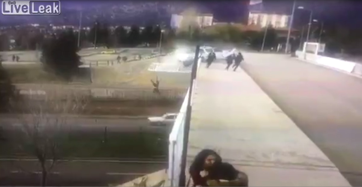 Cú drift hỏng, ôtô tông bay 2 học sinh, lao thẳng xuống chân cầu lật ngửa