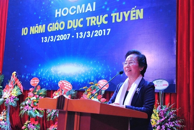 Cuộc sống giàu sang của tiểu thư 'có chiếc cằm đẹp nhất Trung Quốc'