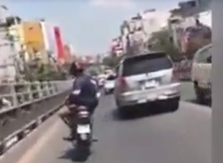 Hành động ngông cuồng của chàng trai khiến cả phố phải