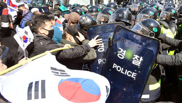 Biểu tình rầm rộ ở Seoul, 2 người chết