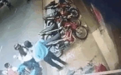 Bé trai bị xe máy chèn ngang người vì mẹ dừng xe bất cẩn