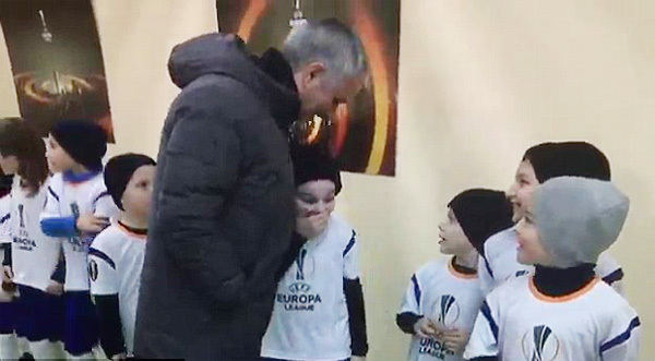 Mourinho hành động không ngờ 