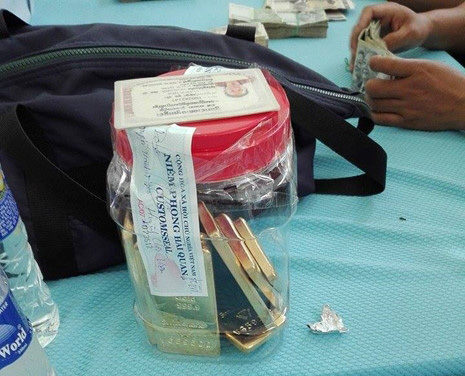 Một phụ nữ mang ​8kg nghi vàng vào Việt Nam