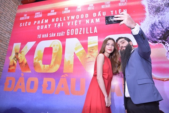 Đạo diễn 'Kong: Skull Island' tình cảm selfie với Hồ Ngọc Hà