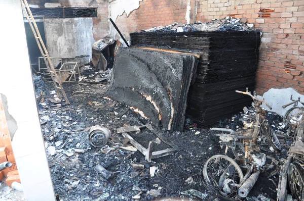 Vụ cháy trại hòm 4 người chết: Người thân ngã quỵ trước hiện trường