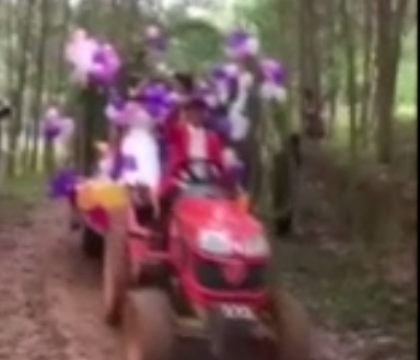 Chú rể Nghệ An bỏ ô tô thuê 6 chiếc máy cày rước dâu?