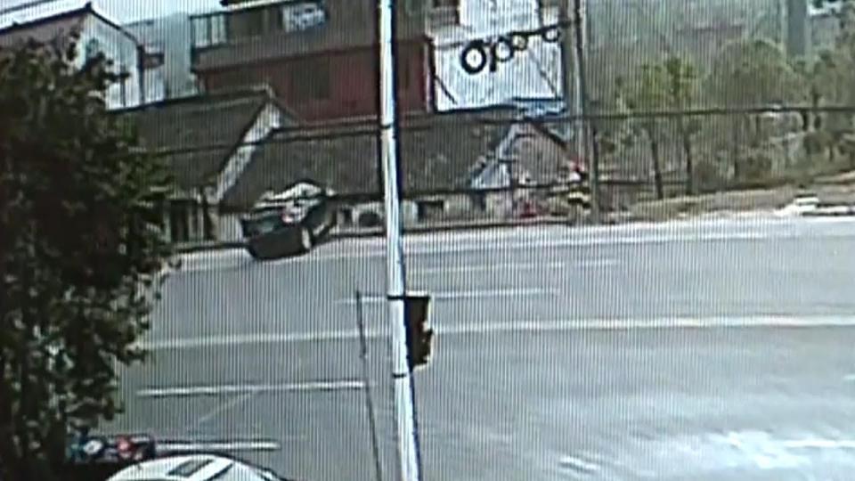 Nhấn nhầm chân ga, ô tô bay thẳng lên nóc nhà