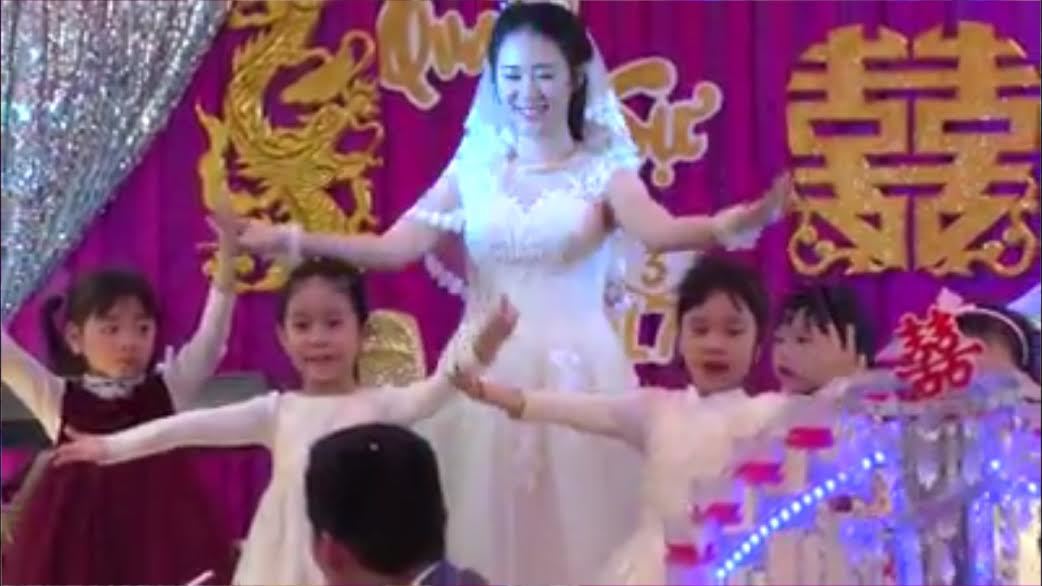 Cô giáo mầm non múa với học sinh trong đám cưới của mình