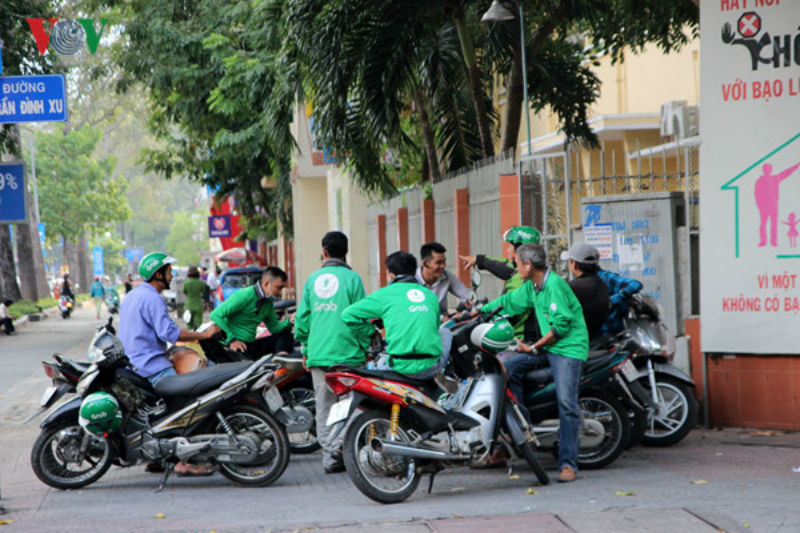 Bắt 3 xe ôm tình nghi đâm gục tài xế Grabbike trên phố