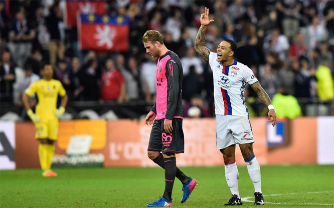 Memphis Depay ghi siêu phẩm từ gần giữa sân