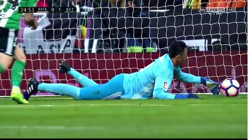 Pha phản lưới nhà hài hước của Navas khiến Real suýt ôm hận