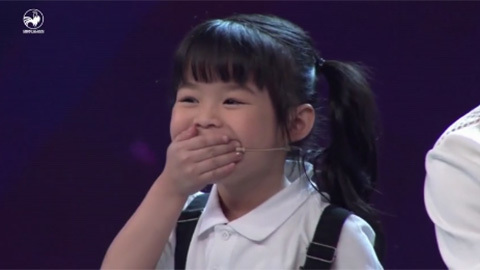 Bé 5 tuổi nói tiếng Anh khiến giám khảo kinh ngạc