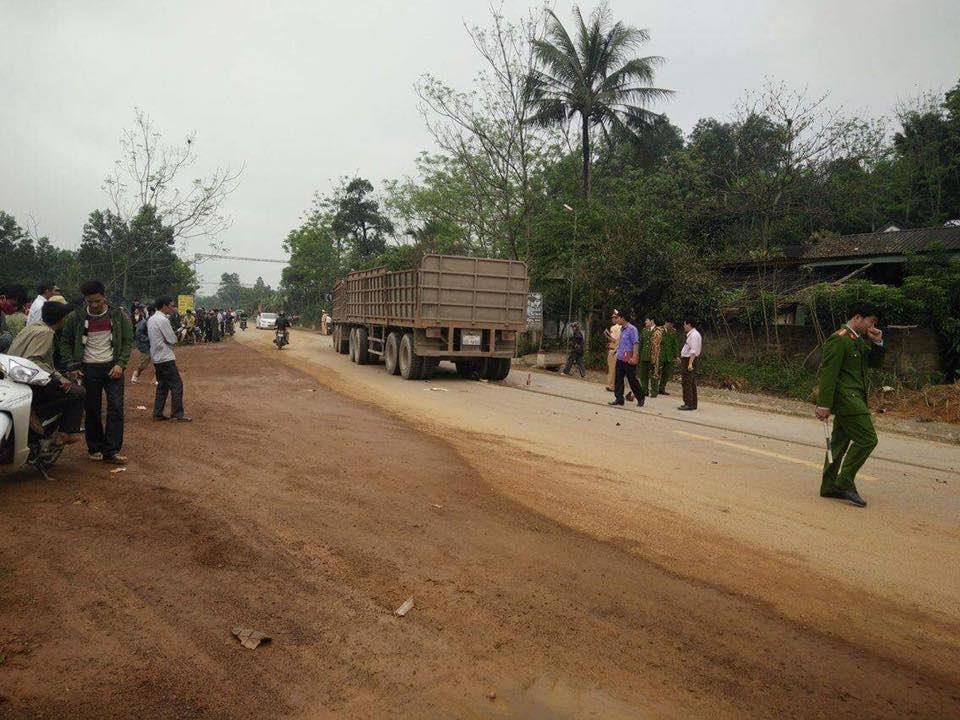 Xe biển Lào tông chết thai phụ cùng con gái, chồng nguy kịch