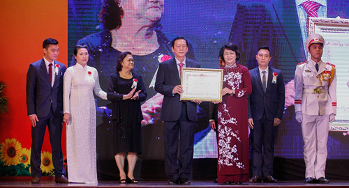 Nệm Vạn Thành nhận Huân chương Lao động Hạng Nhì