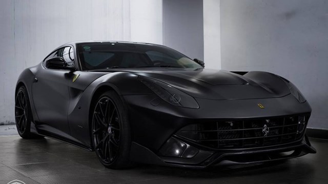 Cường Đô la thay áo đen nhám cho siêu xe Ferrari F12 Berlinetta “hàng độc”