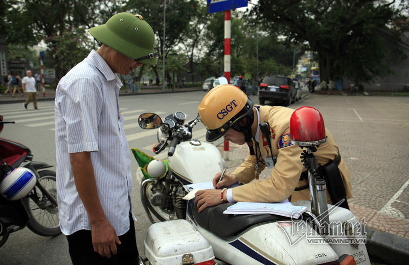 CSGT xử lý hàng loạt xe đỗ sai trước cổng Thành ủy Hà Nội