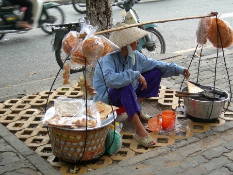 Chủ tịch TP.HCM: Không ‘đẩy, đuổi’ người bán hàng rong