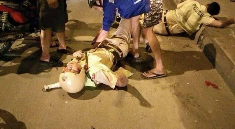 CSGT ở Sài Gòn bị người vi phạm đạp té xuống đường bất tỉnh