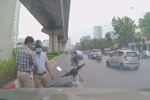 Hành xử bất ngờ của 2 tài xế sau pha va chạm trên đường