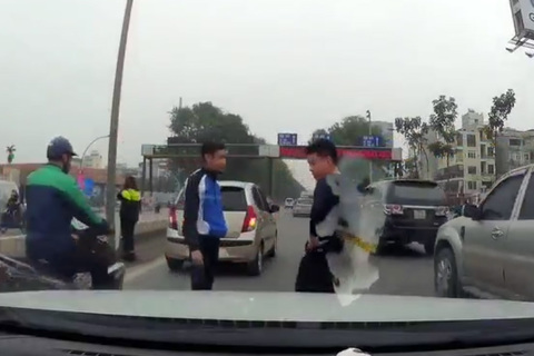 Hành xử bất ngờ của 2 tài xế sau pha va chạm trên phố Hà Nội