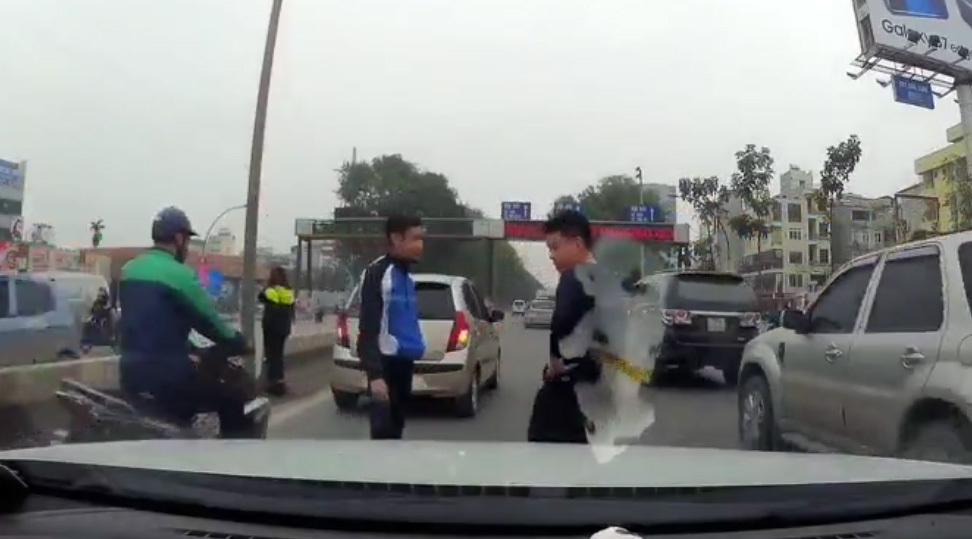 Hành xử bất ngờ của 2 tài xế sau pha va chạm trên phố Hà Nội