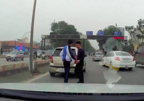 Hành xử bất ngờ của 2 tài xế va chạm ô tô ở Hà Nội