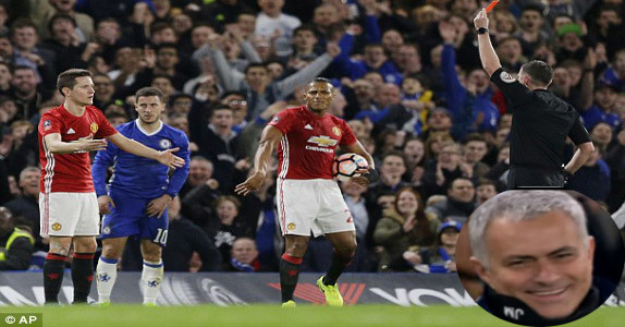 Mourinho phì cười vì chiếc thẻ đỏ của Herrera