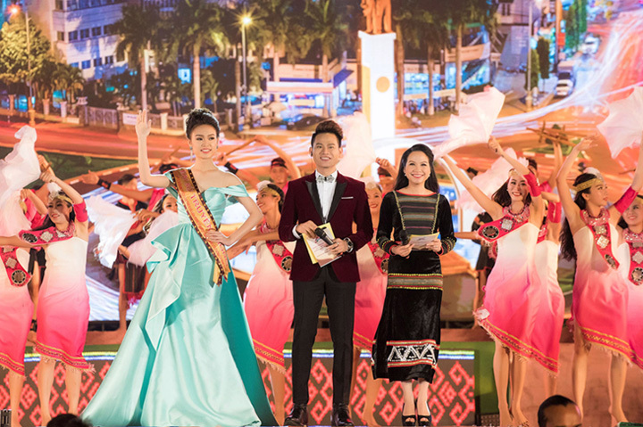 Ngọc Vân dịu dàng và lộng lẫy trong 2 thiết kế của Lê Thanh Hòa