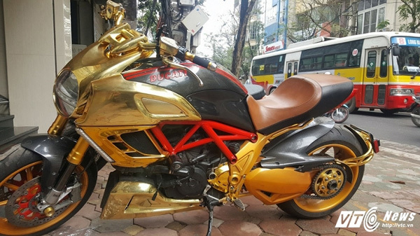 Siêu xe Ducati Diavel mạ vàng gây chú ý trên phố Hà Nội
