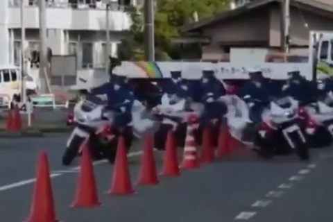 Xem cảnh sát Nhật trình diễn kỹ năng lái mô-tô