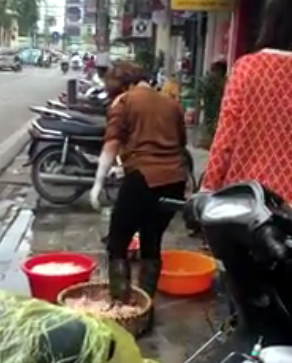 Cảnh khuấy chân vào chậu lòng lợn ở nhà hàng nổi tiếng Hà Nội
