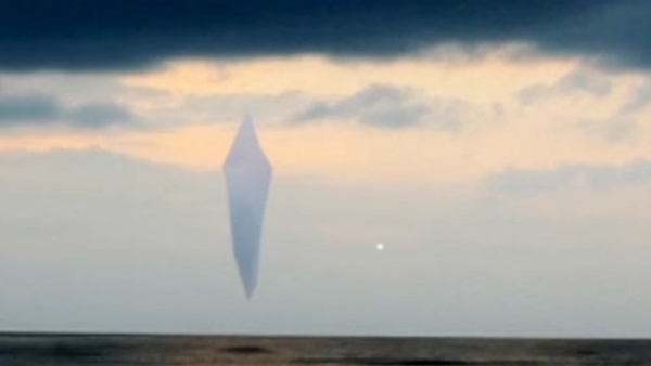 UFO khổng lồ hình kim cương xuất hiện trên biển?
