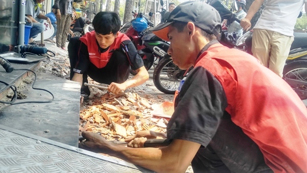 Dân quận 10 tự tháo dỡ công trình lấn chiếm vỉa hè
