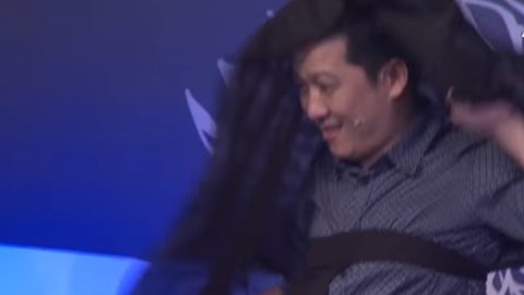 Trường Giang mặc váy và trùm váy lên đầu