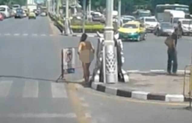 Nữ du khách khỏa thân chạy bộ trên đường phố Bangkok