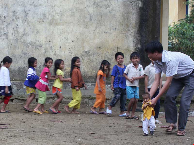 Quảng Ngãi: Thầy giáo ‘liều’ đưa học sinh đi nội trú