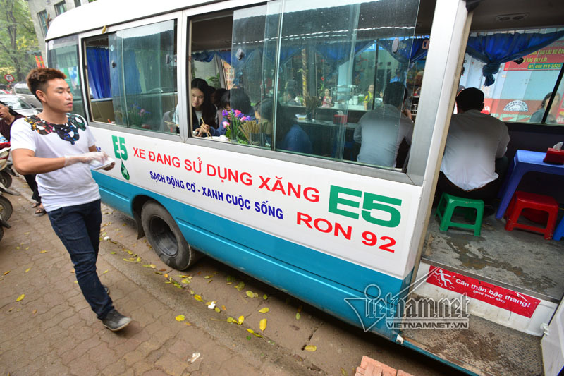 Độc, lạ quán bún trong xe khách ở Hà Nội