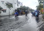 Mưa lớn giữa mùa khô, đường phố TPHCM ngập nặng