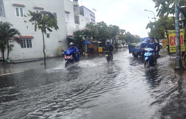 Mưa lớn giữa mùa khô, đường phố TPHCM ngập nặng