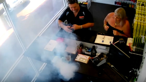 Phone 6 Plus phát nổ khói mù mịt trong cửa hàng sửa điện thoại