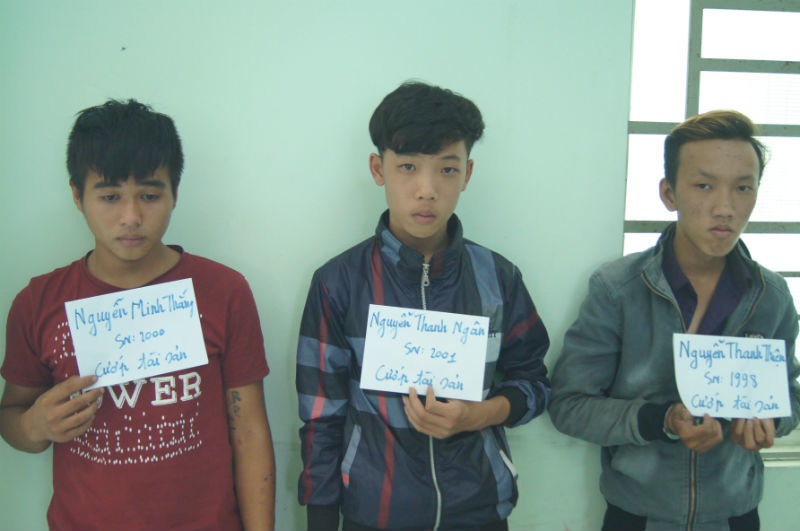 3 thanh niên chích điện nhân viên cửa hàng cướp iPhone