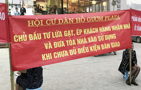 Vỡ mộng 5 sao: Dân Hồ Gươm Plaza căng băng rôn phản đối