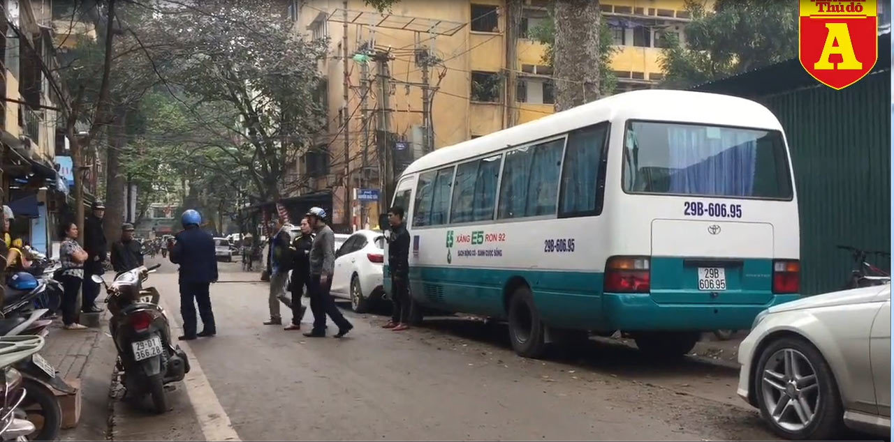 Xe ô tô bán bún bị xử phạt