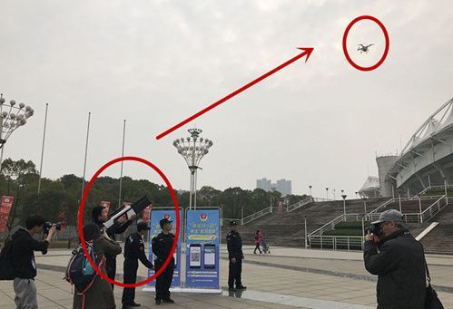 Cảnh sát TQ được trang bị súng đặc biệt bắn hạ drone