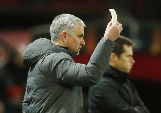 Phì cười cảnh Mourinho bóc chuối đưa học trò ăn giữa trận