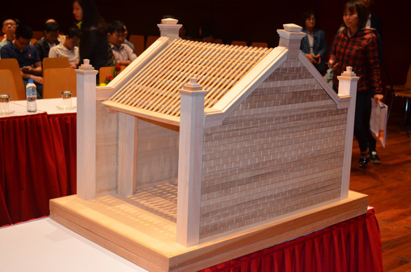 Chiêm ngưỡng mô hình cổng làng Mông Phụ bằng gỗ quý của Nhật