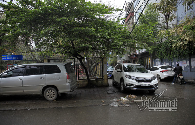 Phố nhỏ, ngõ nhỏ Hà thành chật cứng xế hộp