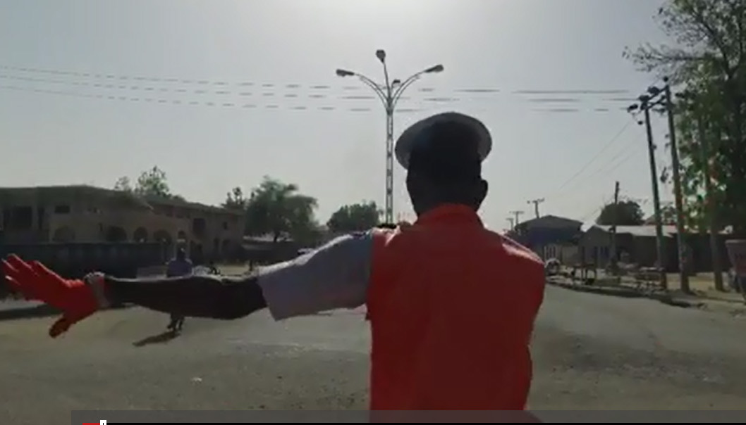 Xem cảnh sát nhảy Michael Jackson điều khiển giao thông